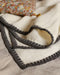 Linge de lit : couvre-lit blanc avec des bordures noires