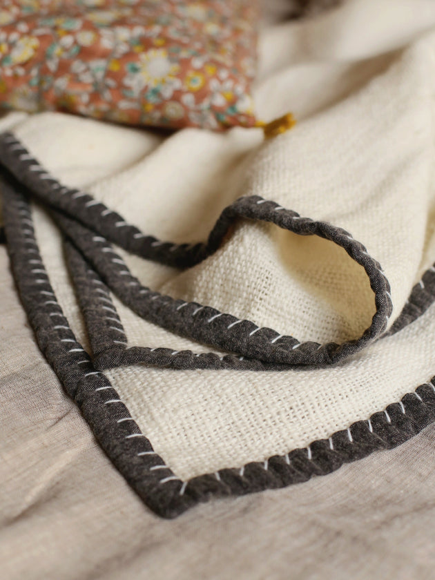 Linge de lit : couvre-lit blanc avec des bordures noires