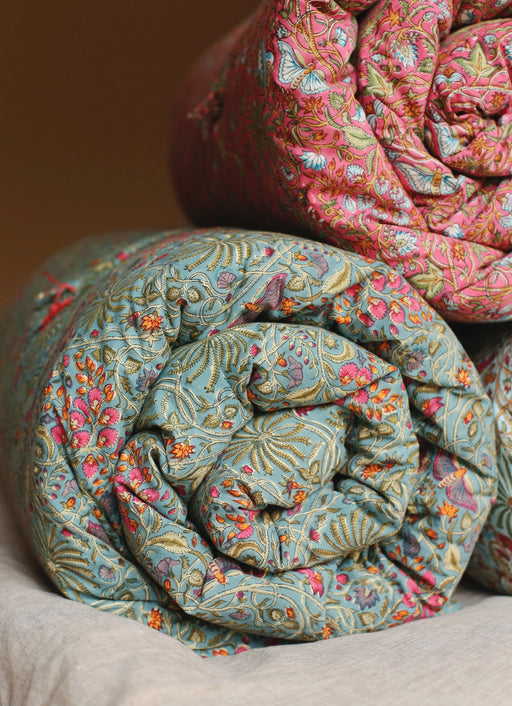 Linge de lit : courtepointe colorée avec des imprimés végétaux