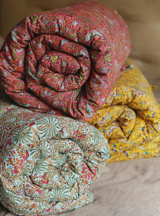 Matelas pour bout de lit colorés avec des imprimés végétaux