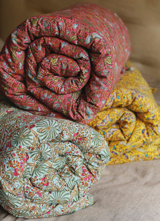 Matelas pour bout de lit colorés avec des imprimés végétaux