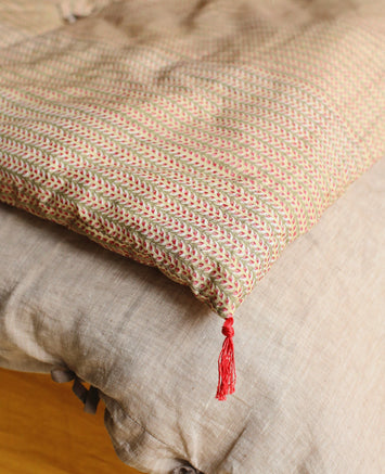 Petit matelas à mettre en bout de lit avec des imprimés floraux