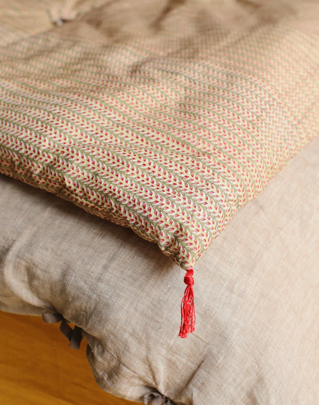 Petit matelas à mettre en bout de lit avec des imprimés floraux