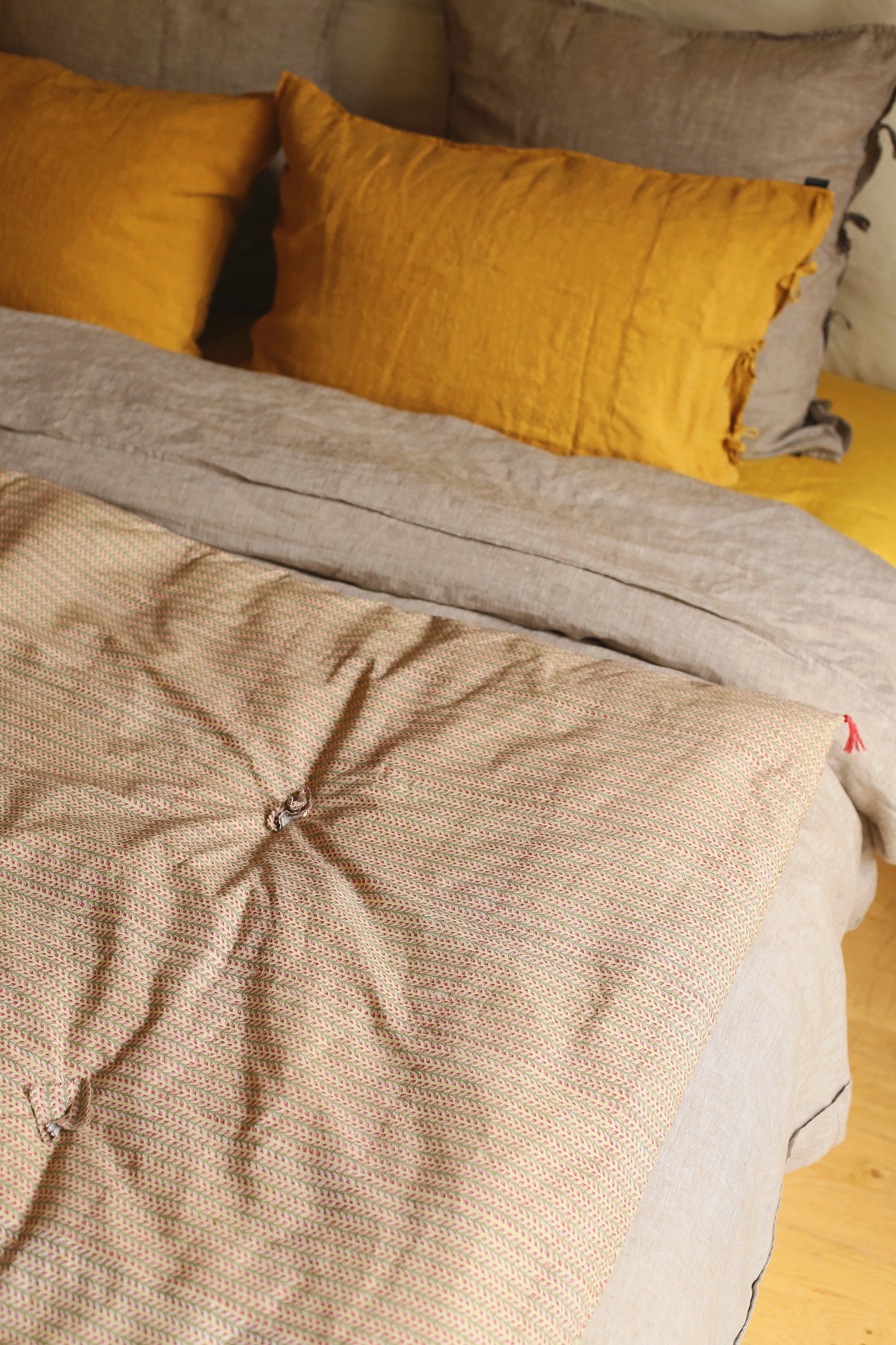 Linge de lit avec des imprimés floraux