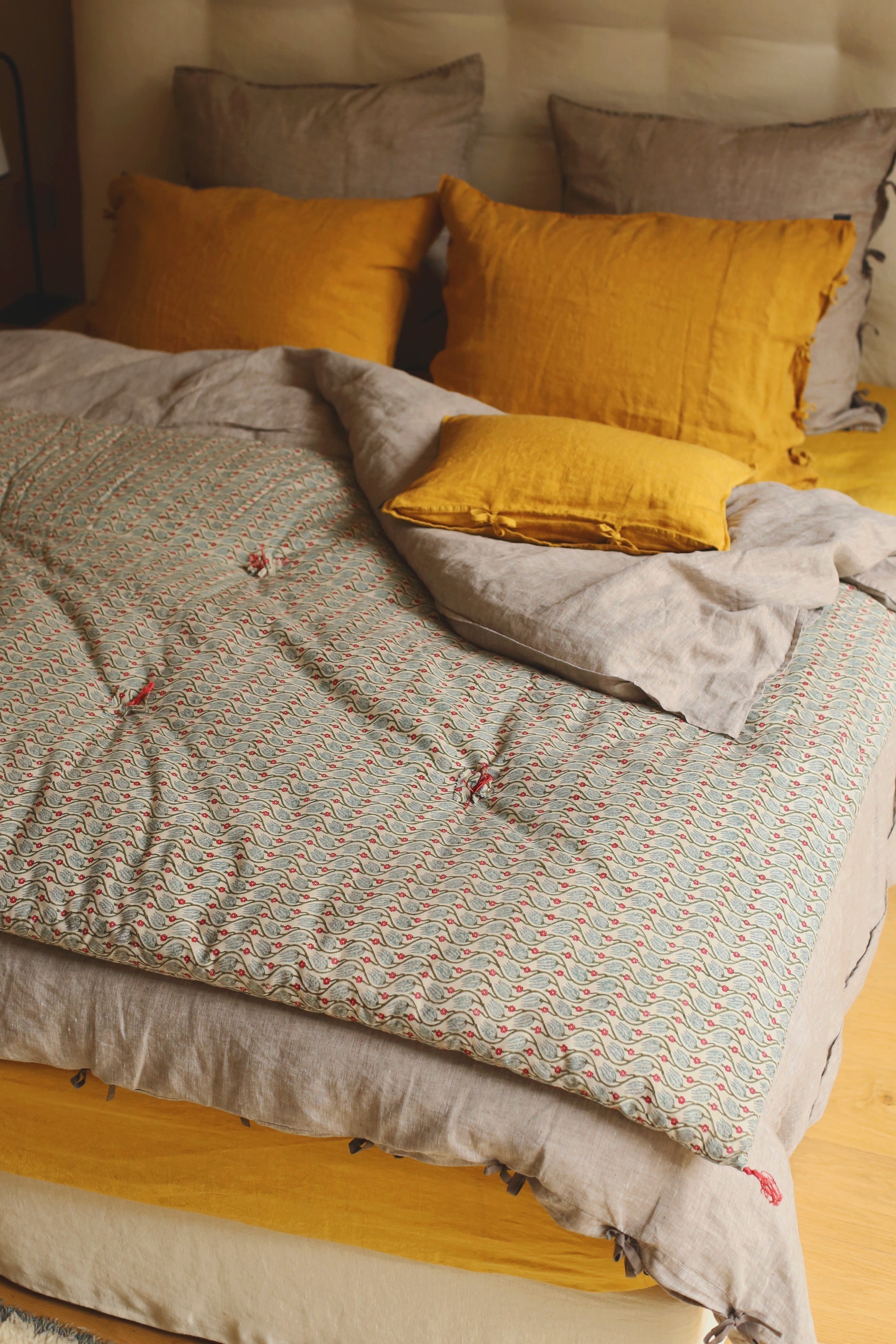 linge de lit : matelas vert et rose pour bout de lit