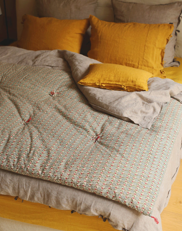 linge de lit : matelas vert et rose pour bout de lit