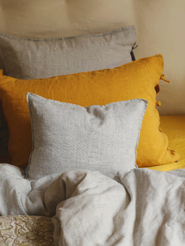 Petite housse de coussin Fil à fil dans les tons gris avec nouettes noires en lin lavé