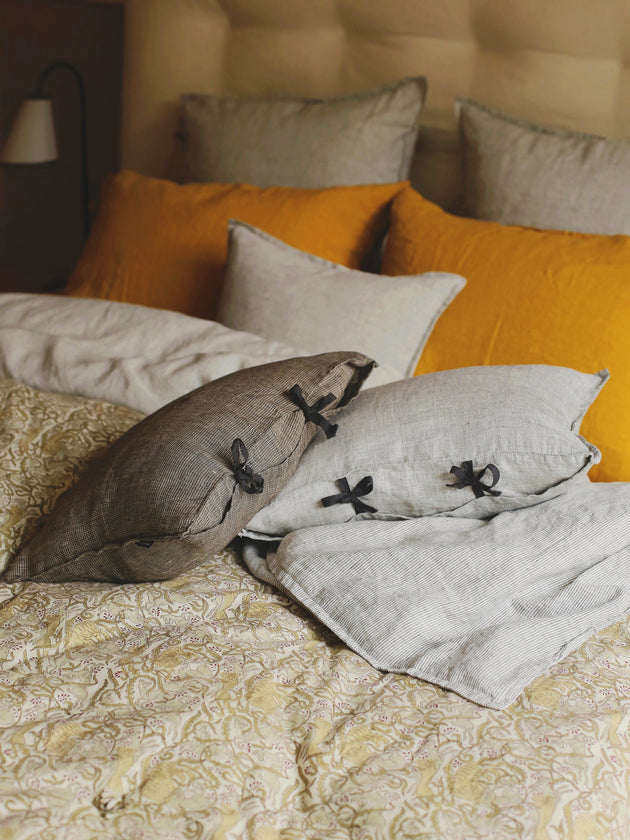 Trois petites housses de coussin fil à fil et nouettes élégantes