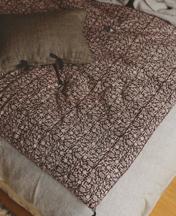 Matelas en bout de lit noir et blanc pour réchauffer votre lit