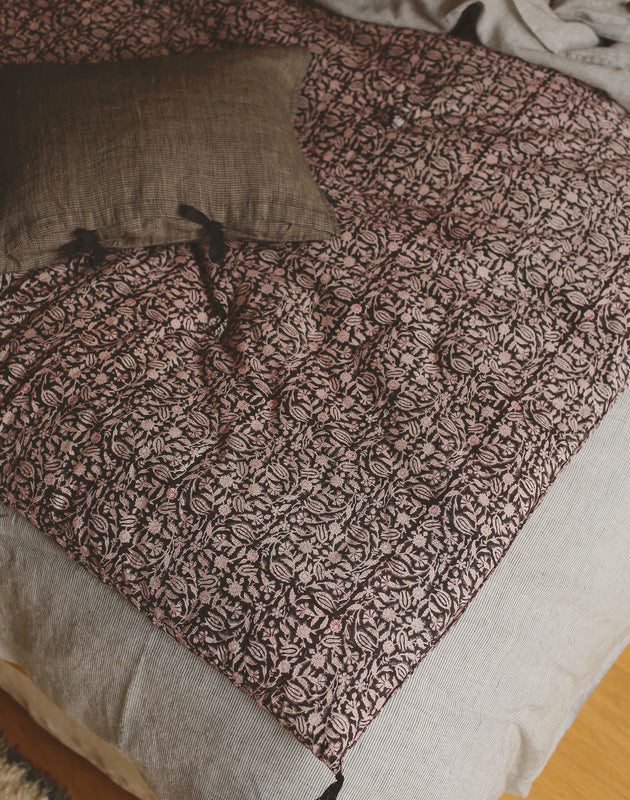Matelas en bout de lit noir et blanc pour réchauffer votre lit
