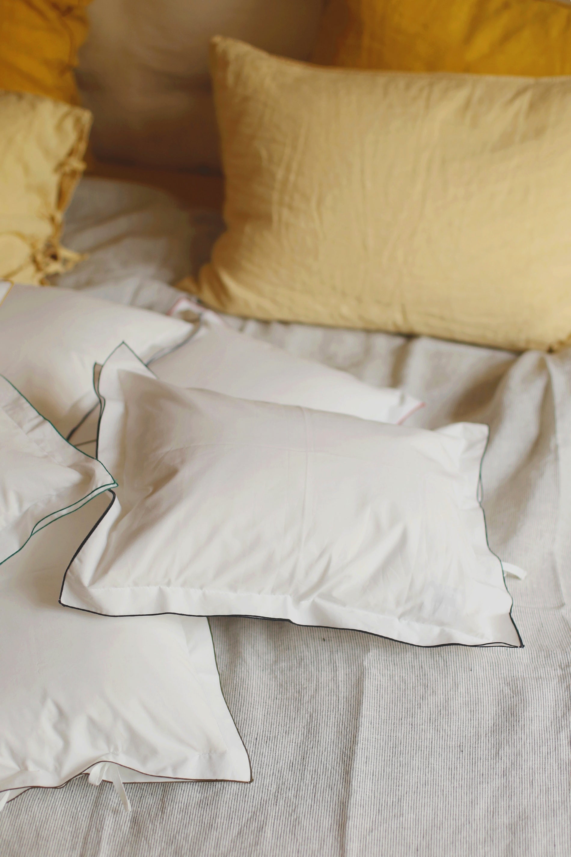 Elegante taie d'oreiller blanche à bourdon coloré en percale de coton biologique Bora