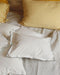 Elegante taie d'oreiller blanche à bourdon coloré en percale de coton biologique Bora