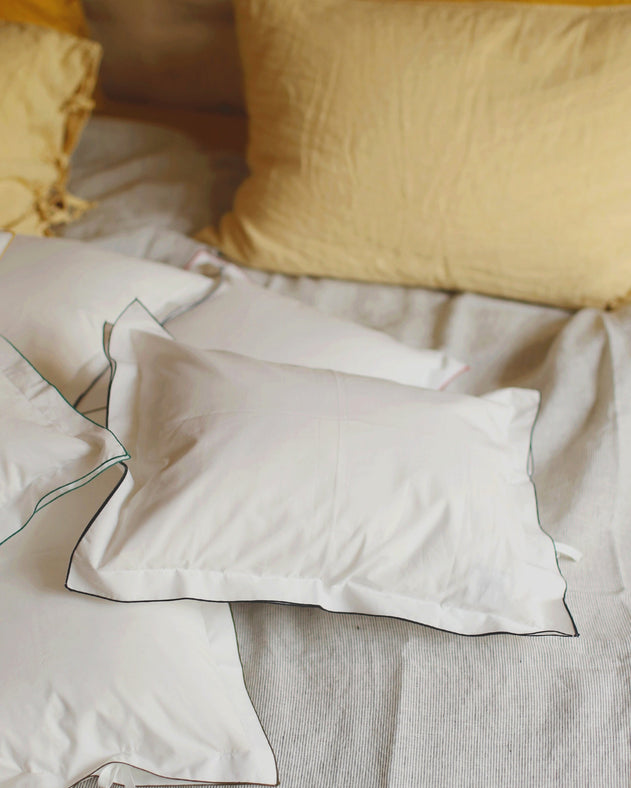 Elegante taie d'oreiller blanche à bourdon coloré en percale de coton biologique Bora