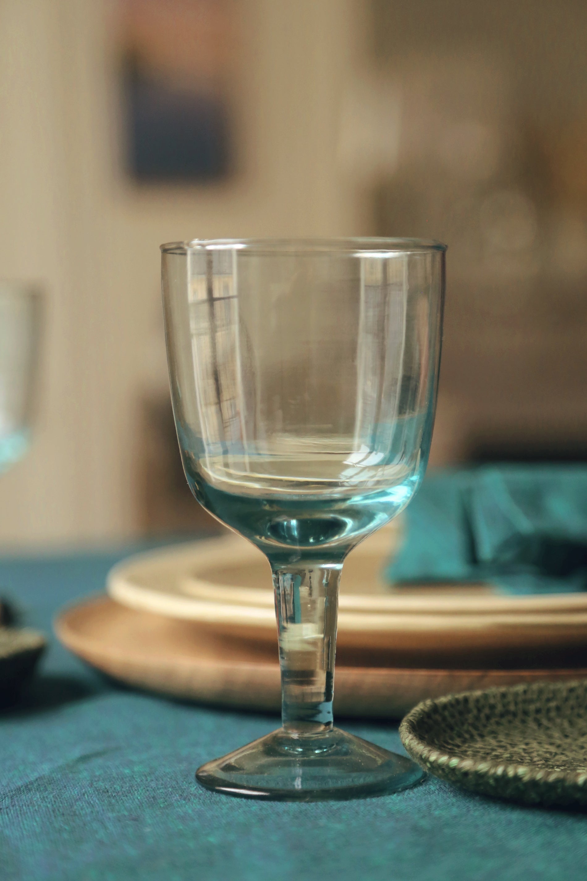 Verre à pied Hera en verre recyclé modelé à la bouche et à la main