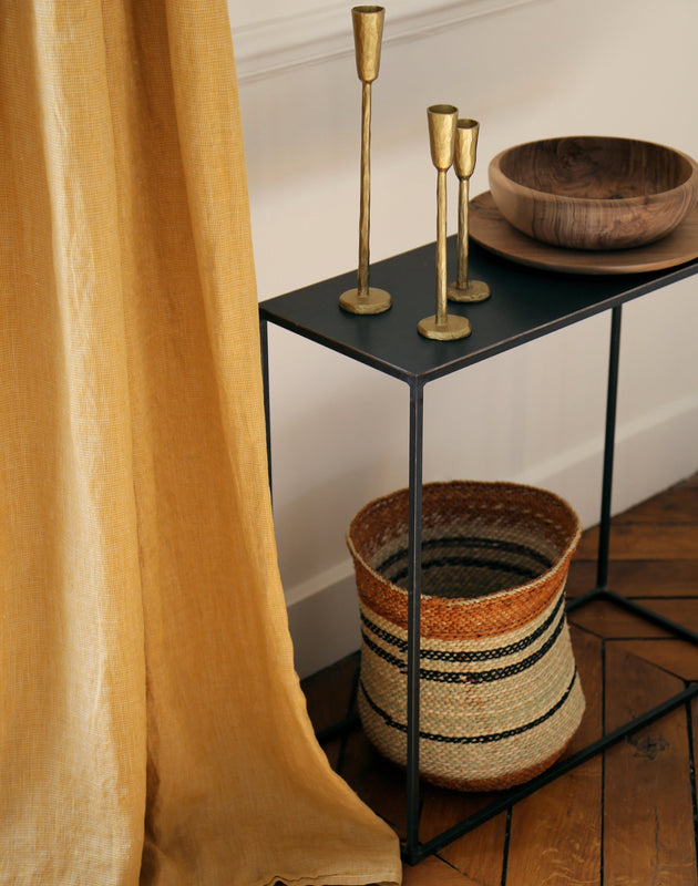 Console en acier brut noir pour votre salon