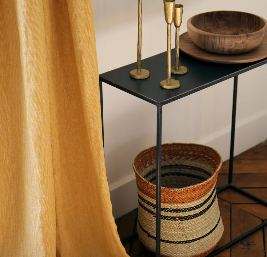 Console en acier brut noir pour votre salon