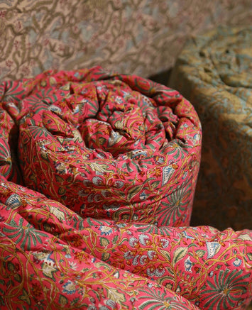 Linge de lit : courtepointe colorée avec des imprimés végétaux