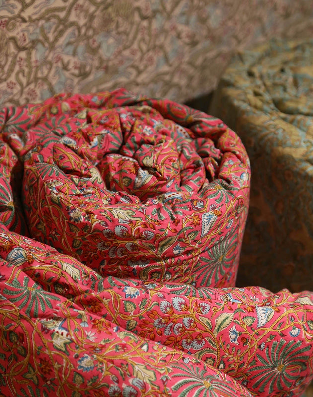Linge de lit : courtepointe en coton colorée avec des imprimés végétaux Papilio Framboise
