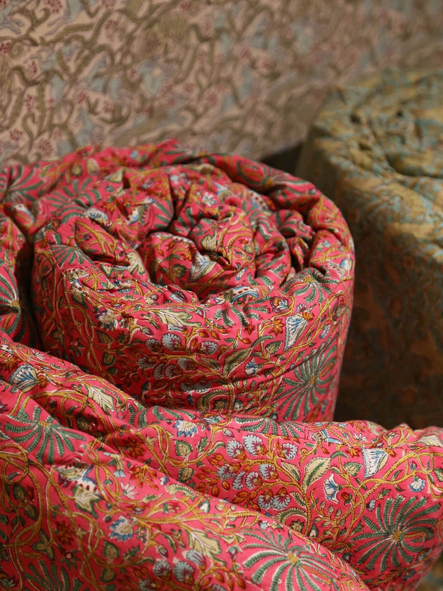 Linge de lit : courtepointe en coton colorée avec des imprimés végétaux Papilio Framboise