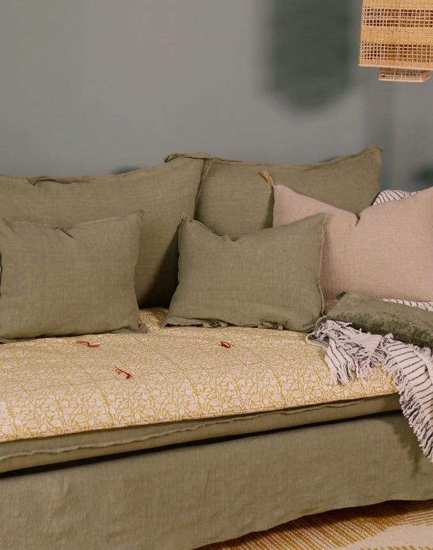 Idée de décoration pour un canapé vert dans le salon