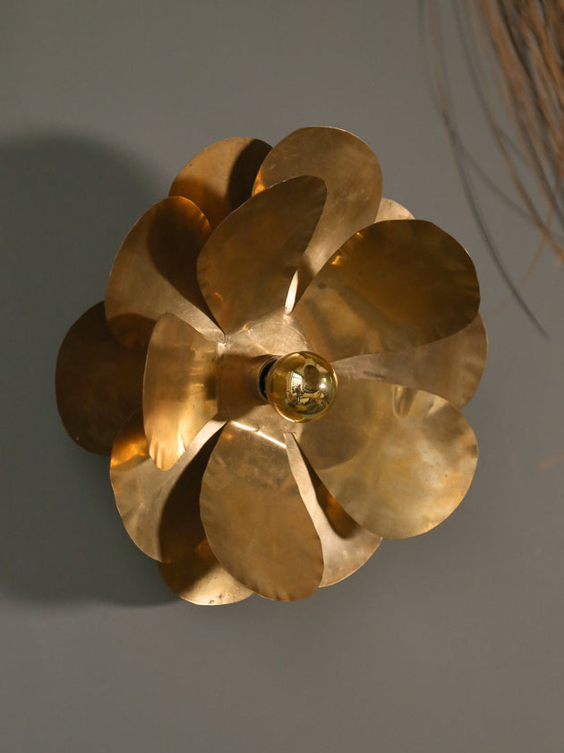 Luminaire doré avec son ampoule dorée qui diffuse une lumière chaude