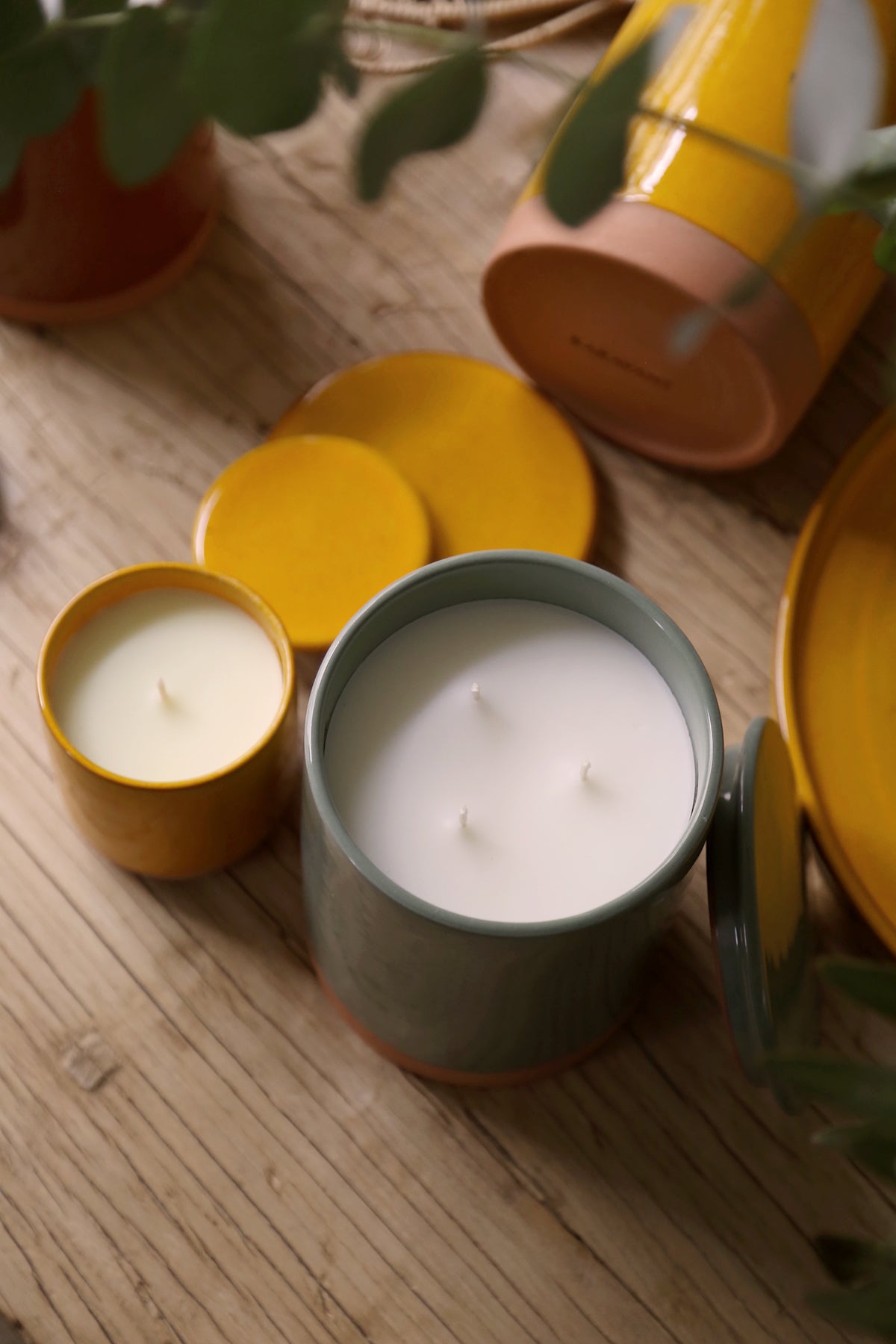 Idée cadeau : bougie parfumée dans un pot en terracotta coloré