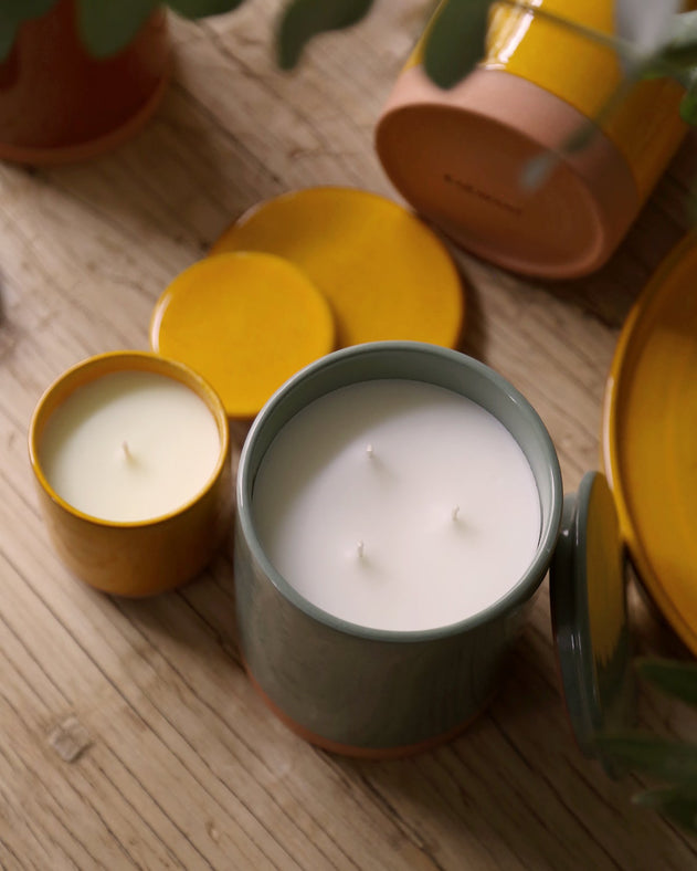 Idée cadeau : bougie parfumée dans un pot en terracotta coloré