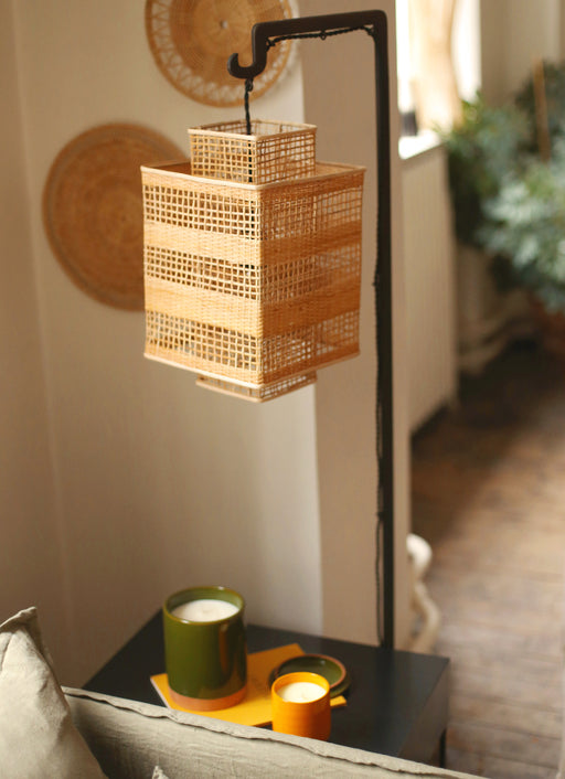 Luminaire : abat-jour en bambou de couleur naturel à suspendre à côté de votre canapé