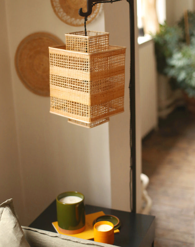 Luminaire : abat-jour en bambou de couleur naturel à suspendre à côté de votre canapé