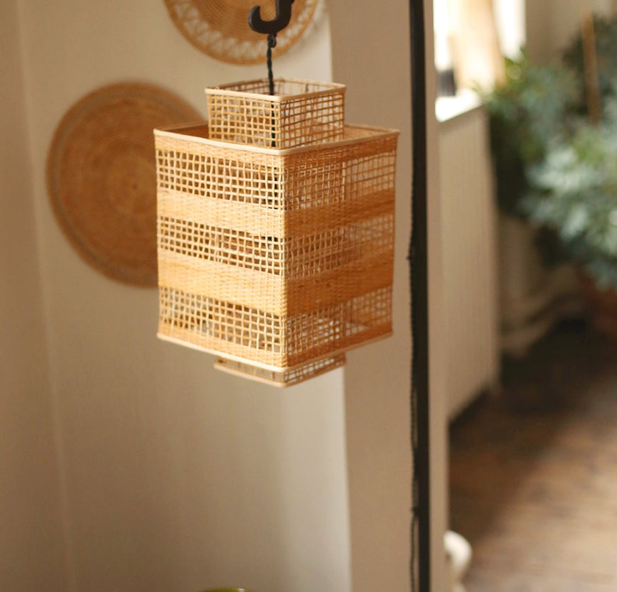 Luminaire : abat-jour en bambou de couleur naturel à suspendre à côté de votre canapé