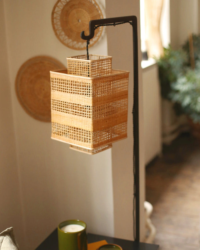 Luminaire : abat-jour en bambou de couleur naturel à suspendre à côté de votre canapé