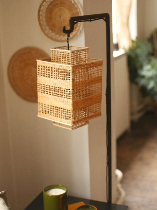 Luminaire : abat-jour en bambou de couleur naturel à suspendre à côté de votre canapé