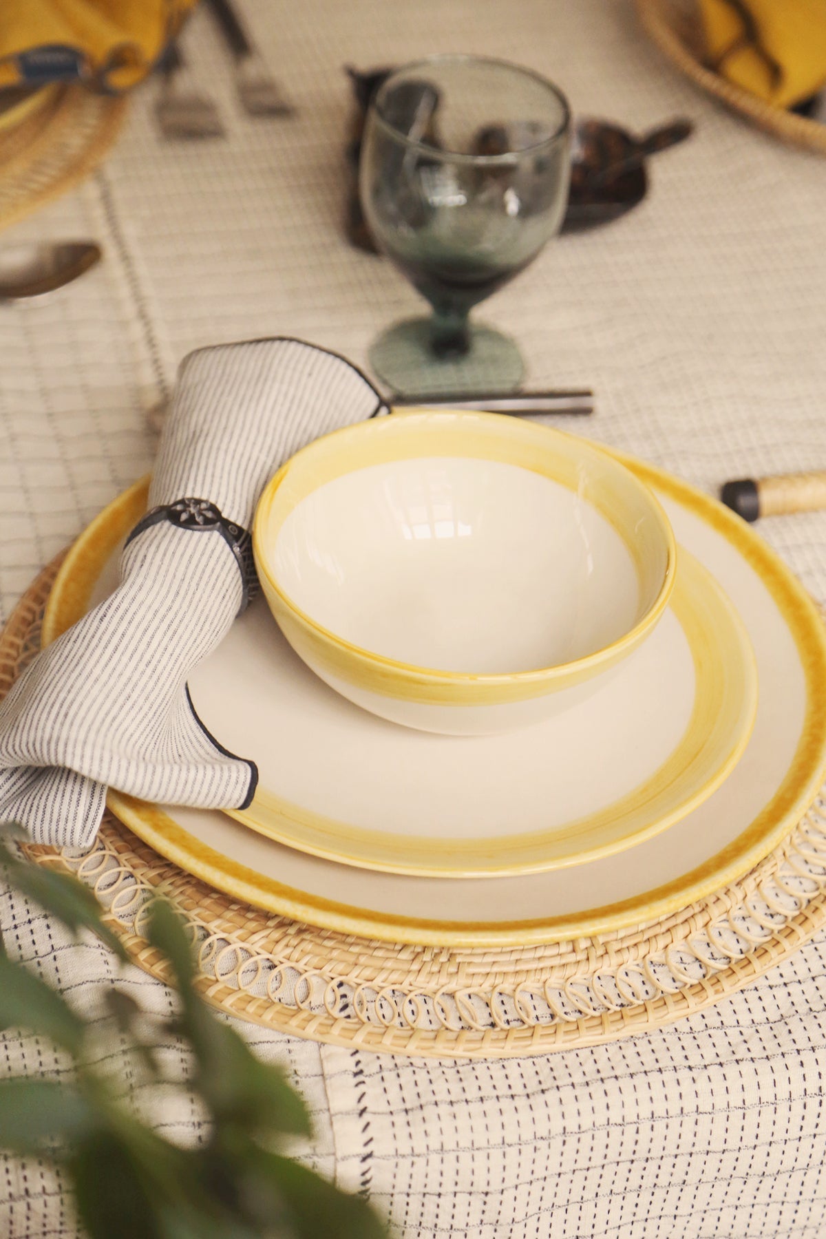 Dressage d'une table à manger avec les serviettes de tables en lin Fil à Fil