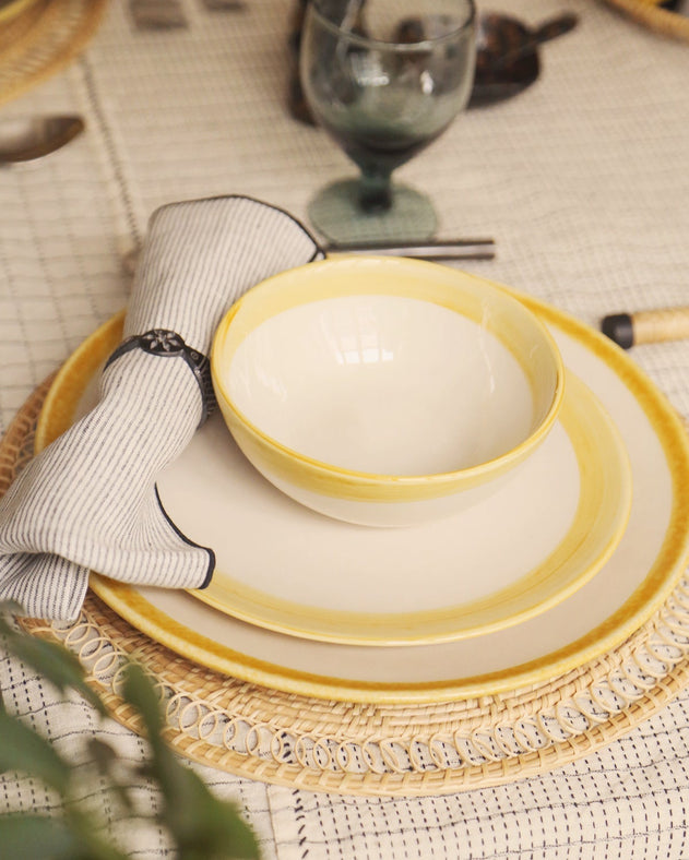 Dressage d'une table à manger avec les serviettes de tables en lin Fil à Fil