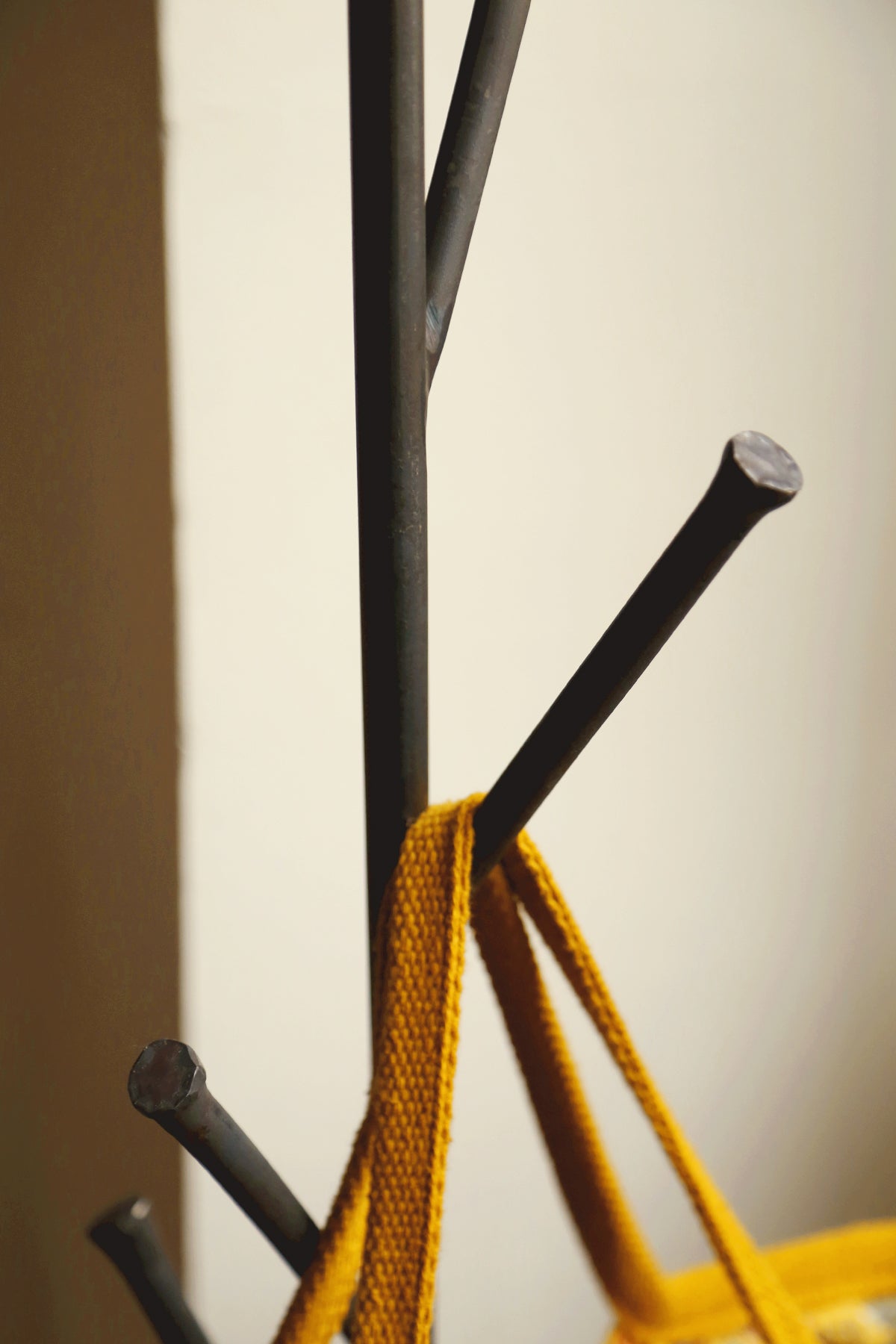 Détail du portant pour vêtements Branch en forme d'arbre
