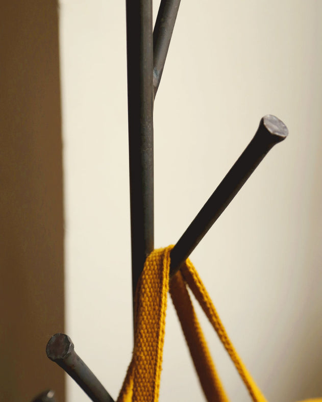Détail du portant pour vêtements Branch en forme d'arbre