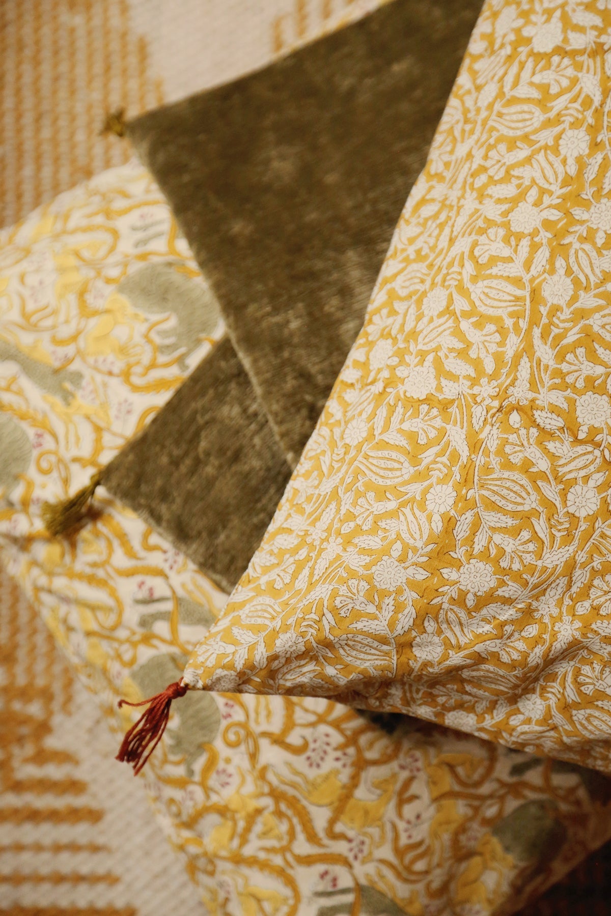 Housse de coussin Tulipan curcuma avec ses délicats pompons signature