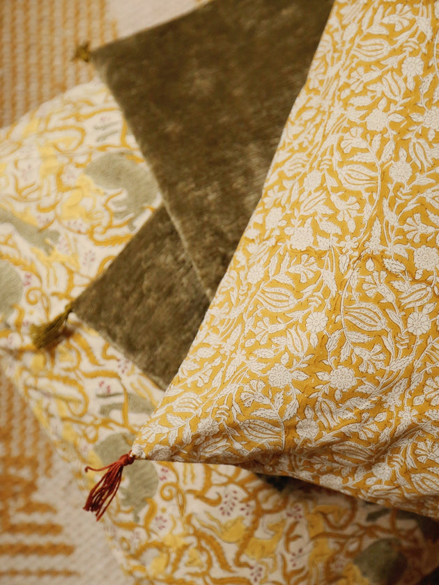 Housse de coussin Tulipan curcuma avec ses délicats pompons signature