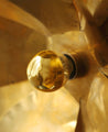 Luminaire doré avec son ampoule doré