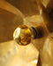 Luminaire doré avec son ampoule doré