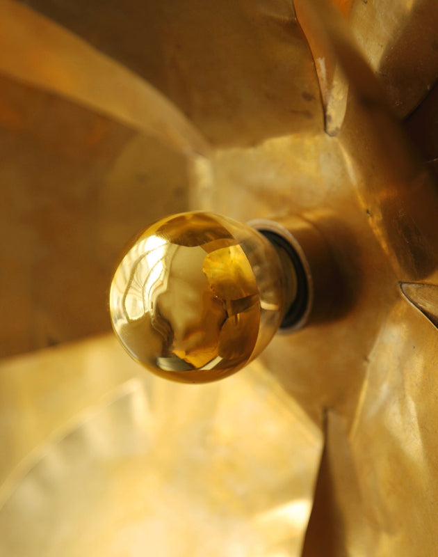 Luminaire doré avec son ampoule doré