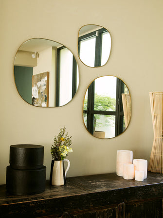 composition des trois miroirs muraux Ame en laiton doré dans un salon élégant