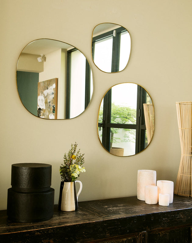 composition des trois miroirs muraux Ame en laiton doré dans un salon élégant