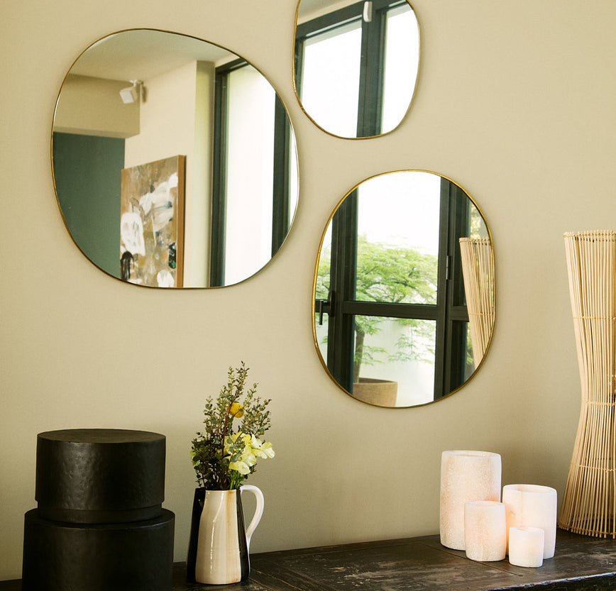 composition des trois miroirs muraux Ame en laiton doré dans un salon élégant