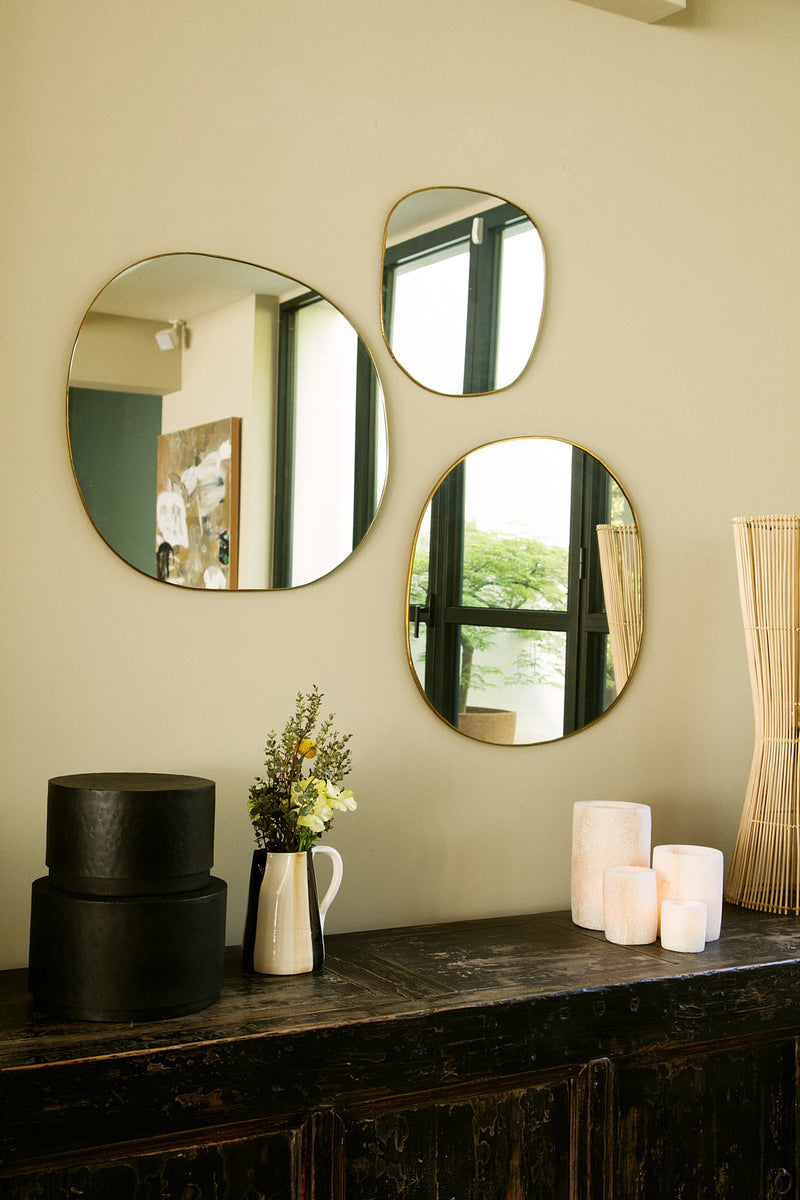 composition des trois miroirs muraux Ame en laiton doré dans un salon élégant