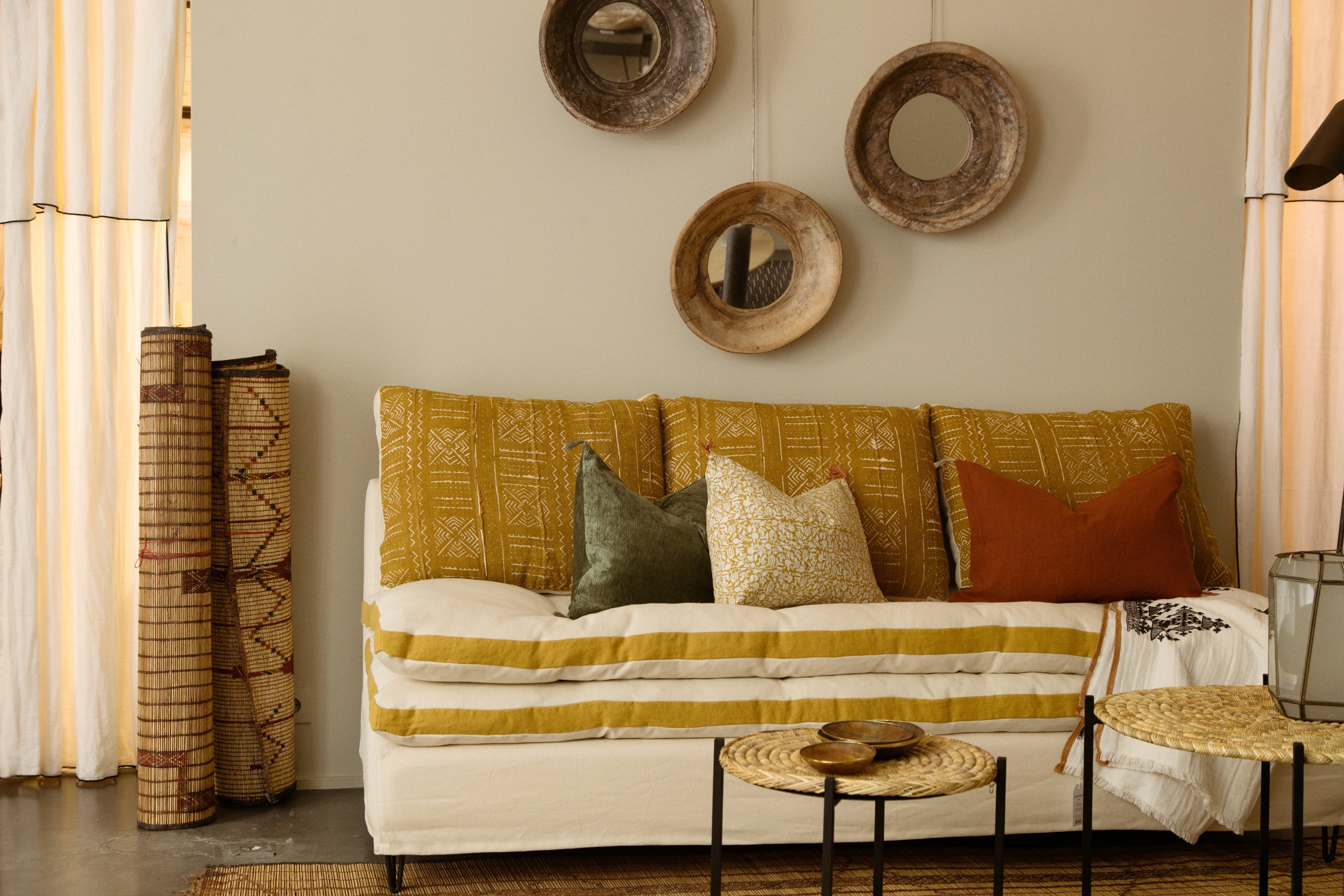 Inspiratoin de décoration autour d'un canapé blanc et jaune