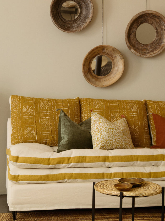 Inspiratoin de décoration autour d'un canapé blanc et jaune