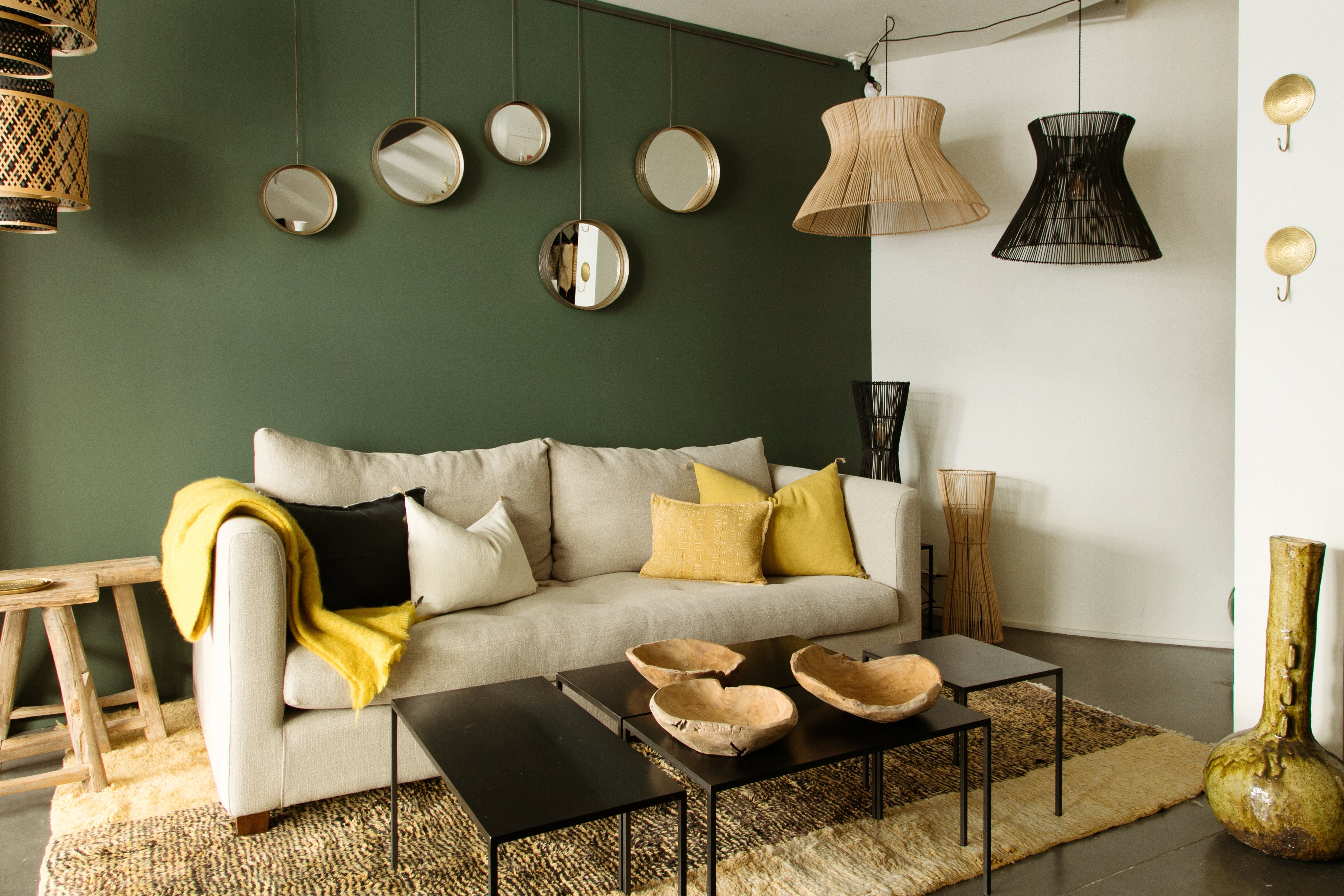 Inspiration de décoration autour d'un canapé blanc capitonné