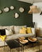 Inspiration de décoration autour d'un canapé blanc capitonné