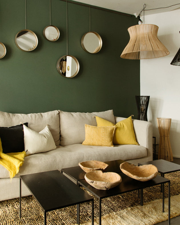 Inspiration de décoration autour d'un canapé blanc capitonné